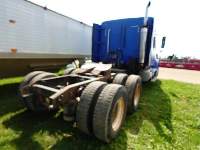 Image of Freightliner FLC112 equipment image 2