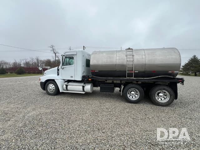 Image of Freightliner FLC120 equipment image 3