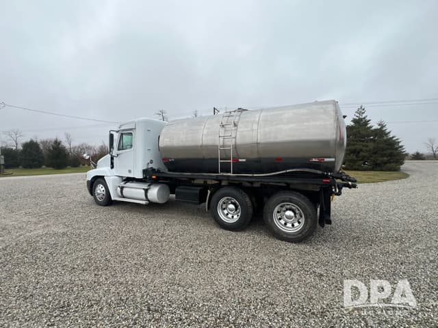 Image of Freightliner FLC120 equipment image 4