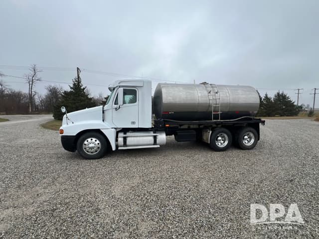 Image of Freightliner FLC120 equipment image 2