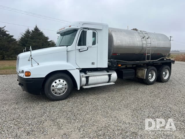 Image of Freightliner FLC120 equipment image 1