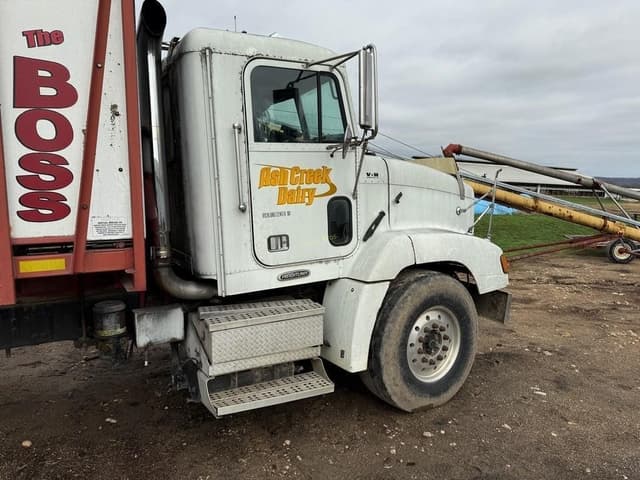 Image of Freightliner FLD112 equipment image 2