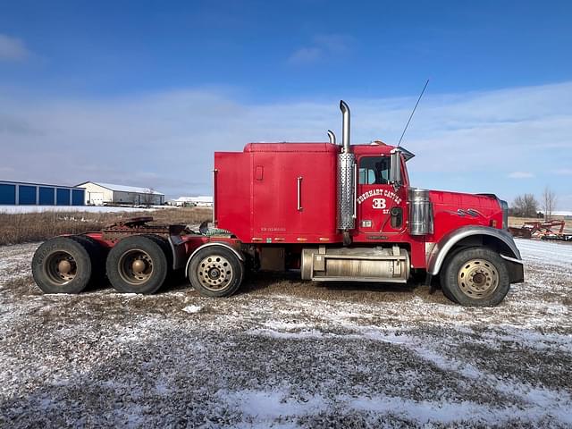 Image of Freightliner FLD equipment image 3