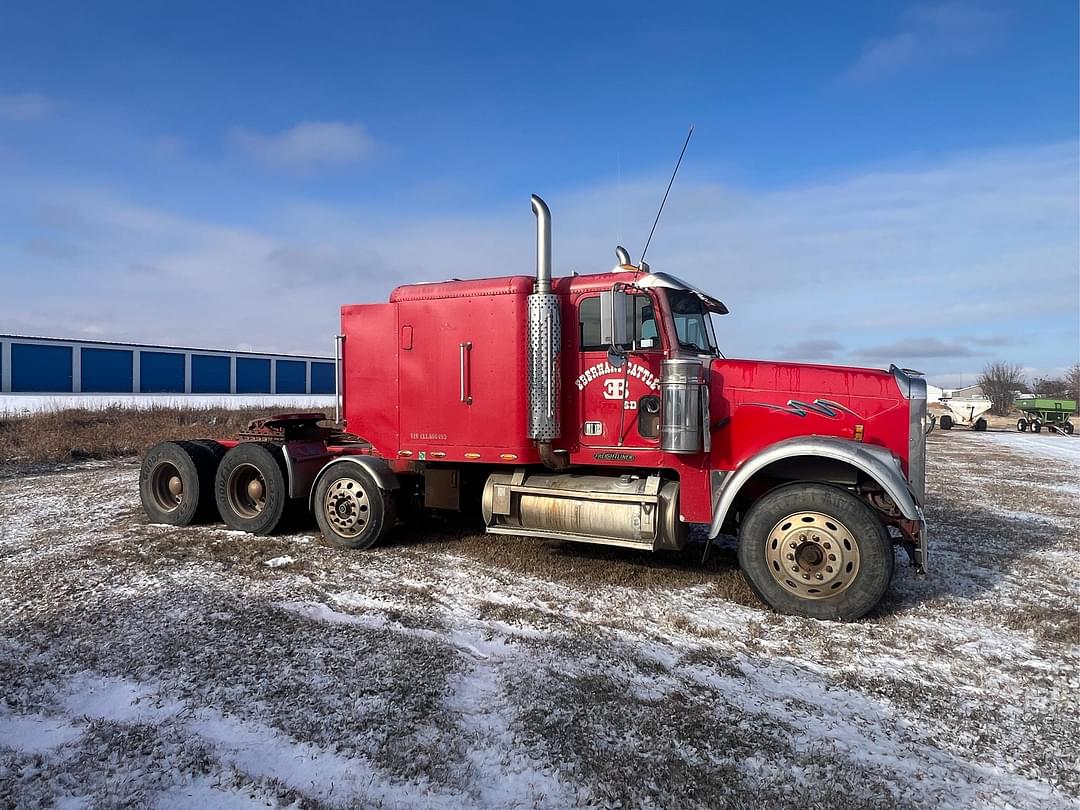 Image of Freightliner FLD Primary image