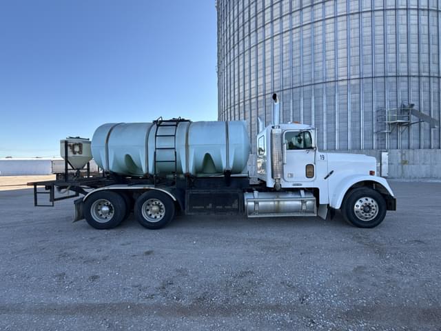 Image of Freightliner FLD120SD equipment image 3