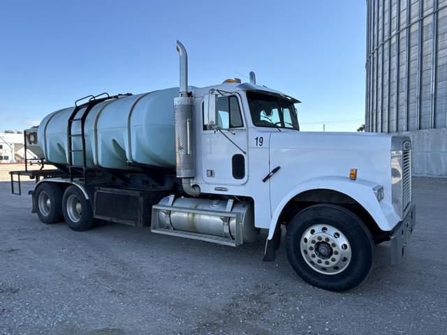 Image of Freightliner FLD120SD equipment image 1