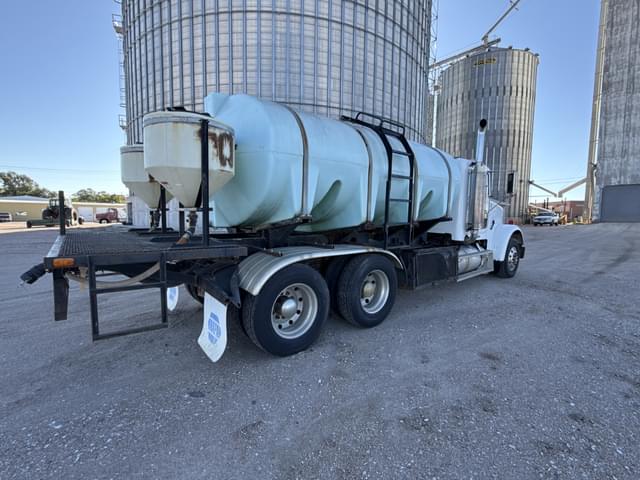 Image of Freightliner FLD120SD equipment image 4