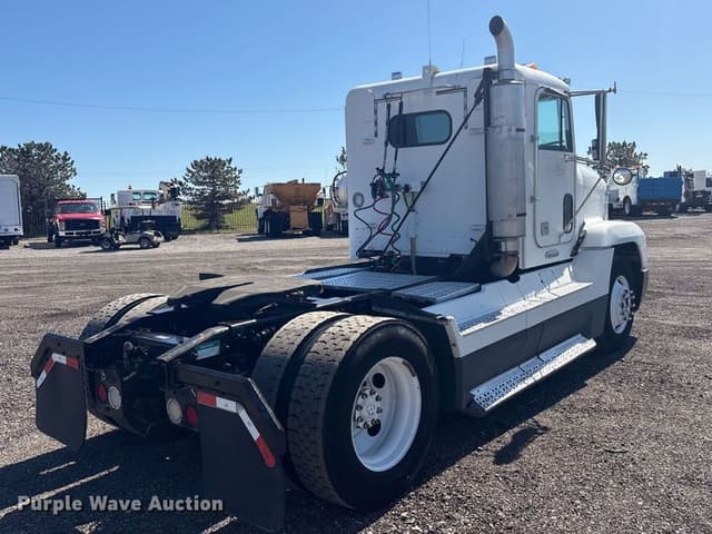 Image of Freightliner FLD equipment image 4