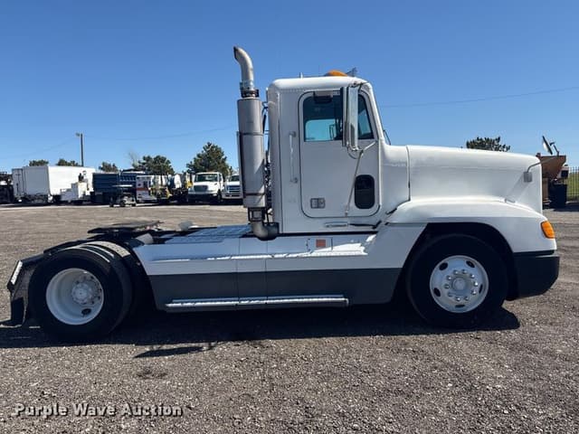 Image of Freightliner FLD equipment image 3