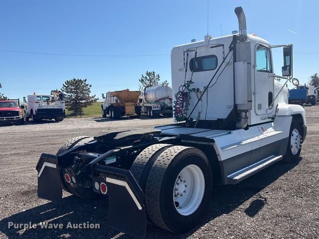 Image of Freightliner FLD equipment image 4