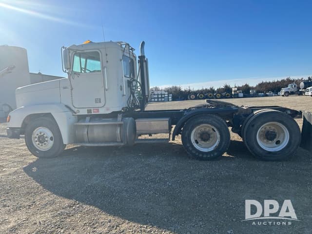 Image of Freightliner FLD equipment image 3