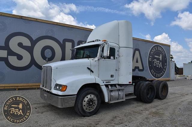 Image of Freightliner FLD112 equipment image 2