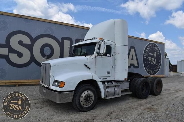 Image of Freightliner FLD112 equipment image 4