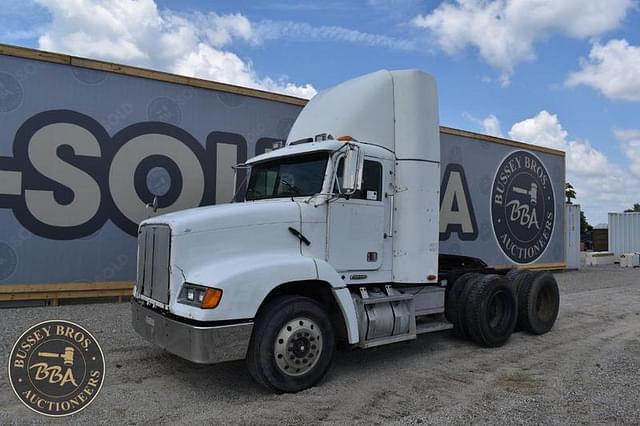 Image of Freightliner FLD112 equipment image 1