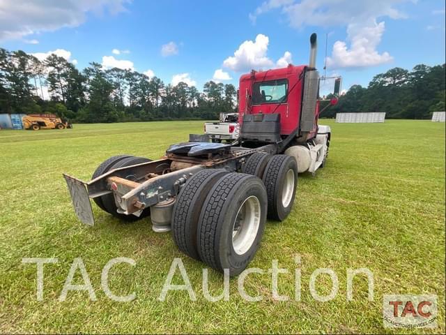 Image of Freightliner FLD120 equipment image 4
