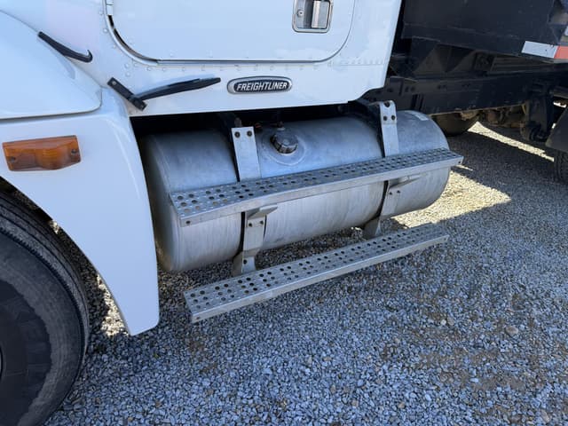 Image of Freightliner FLD120 equipment image 4