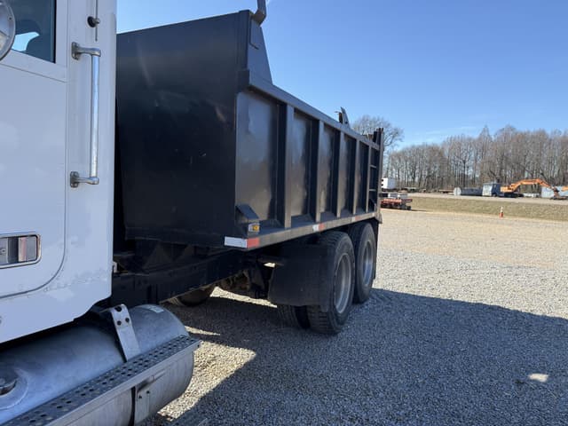 Image of Freightliner FLD120 equipment image 3