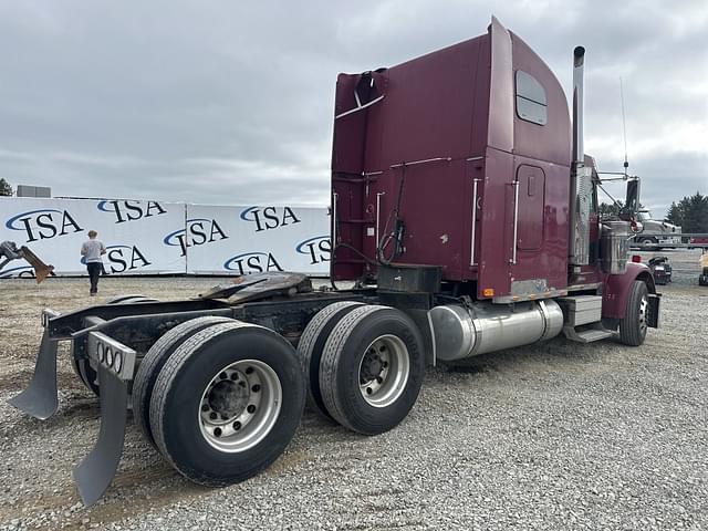 Image of Freightliner FLD120 equipment image 4