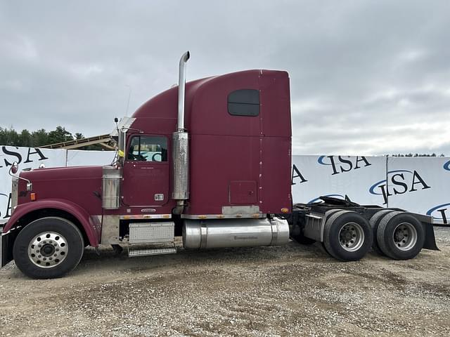 Image of Freightliner FLD120 equipment image 1