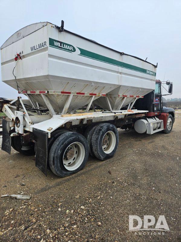 Image of Freightliner FLD120 equipment image 4