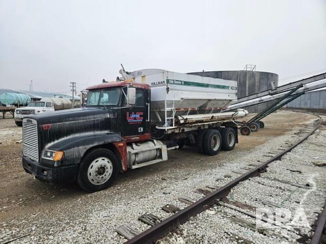 Image of Freightliner FLD120 equipment image 2