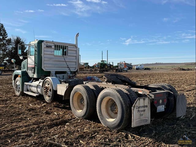 Image of Freightliner FLD120 equipment image 3