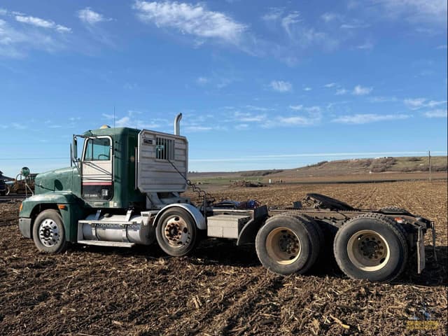 Image of Freightliner FLD120 equipment image 2