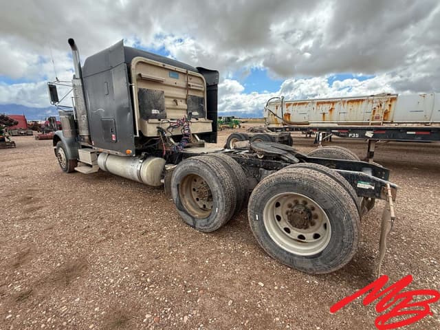 Image of Freightliner FLD120 equipment image 4