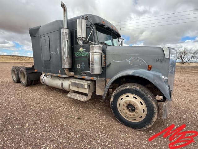 Image of Freightliner FLD120 equipment image 1