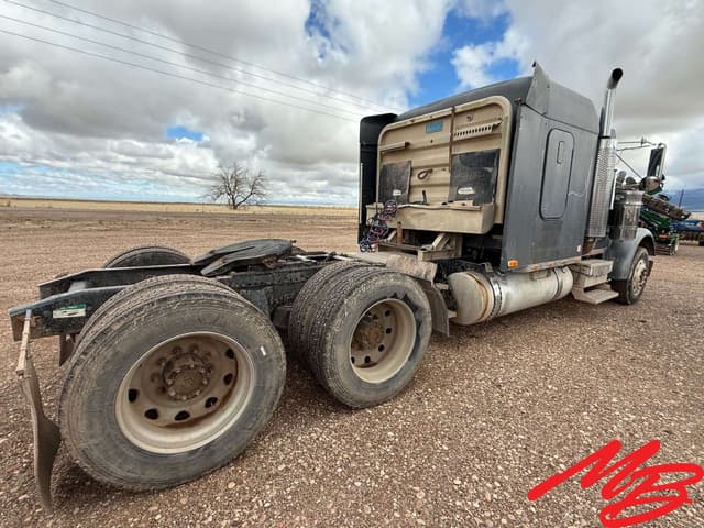 Image of Freightliner FLD120 equipment image 3