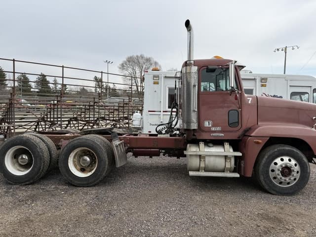 Image of Freightliner FLD120 equipment image 3