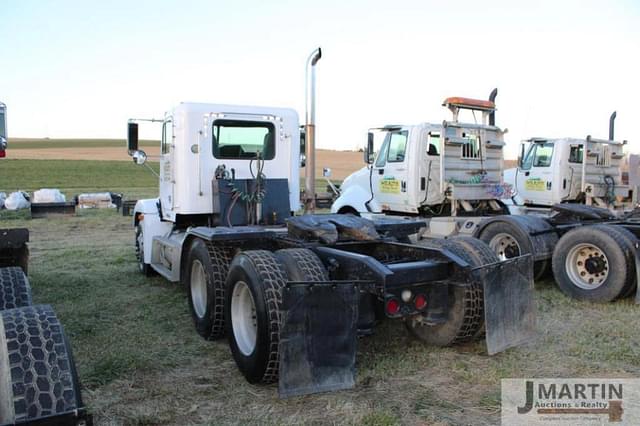 Image of Freightliner FLD120 equipment image 3