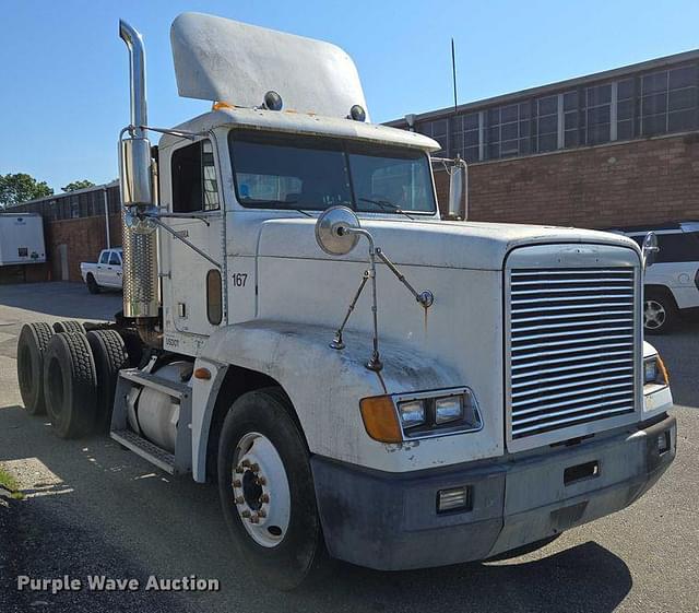 Image of Freightliner FLD120 equipment image 2