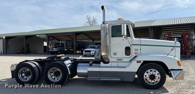 Image of Freightliner FLD120 equipment image 3
