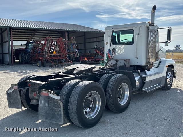 Image of Freightliner FLD120 equipment image 4