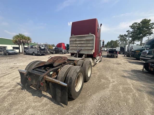 Image of Freightliner FLD120 equipment image 4
