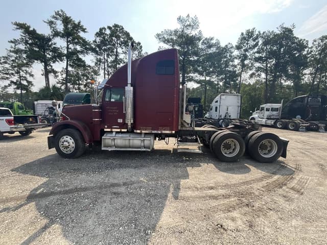 Image of Freightliner FLD120 equipment image 1