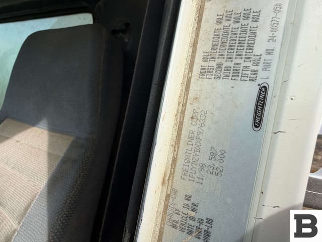 Image of Freightliner FLD120 equipment image 3