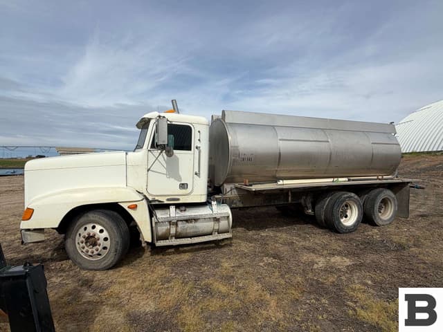 Image of Freightliner FLD120 equipment image 1