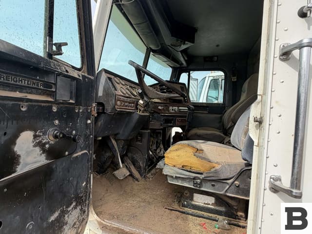 Image of Freightliner FLD120 equipment image 2