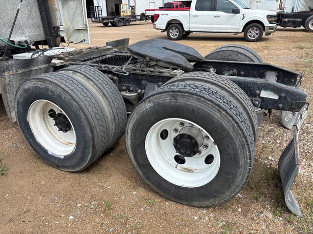 Image of Freightliner FLD120 equipment image 4