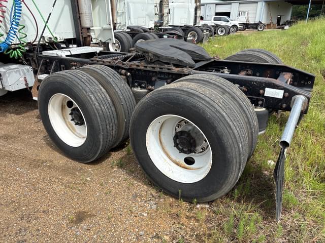 Image of Freightliner FLD120 equipment image 4