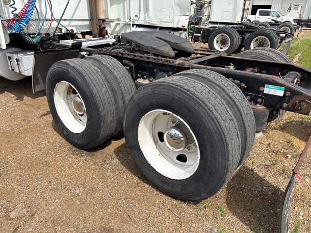 Image of Freightliner FLD120 equipment image 4