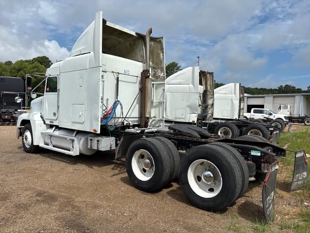 Image of Freightliner FLD120 equipment image 3