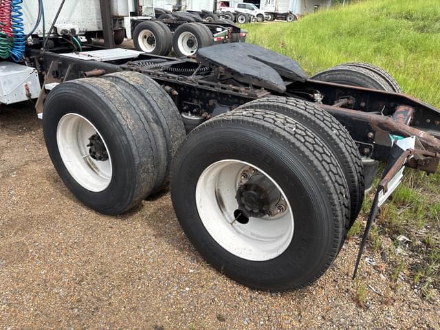 Image of Freightliner FLD120 equipment image 4