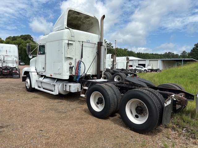Image of Freightliner FLD120 equipment image 3
