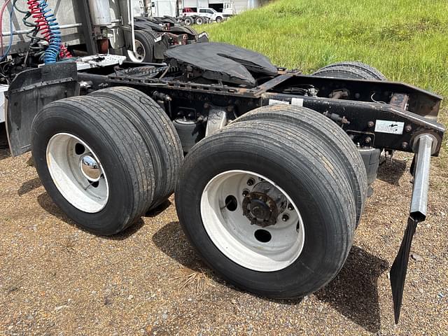 Image of Freightliner FLD120 equipment image 4