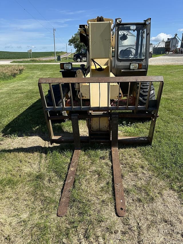 Image of Gehl 553 equipment image 1