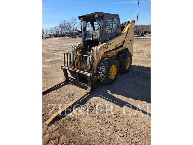 Image of Gehl 5635 equipment image 1