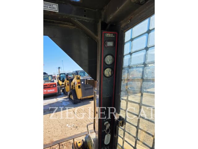 Image of Gehl 5635 equipment image 4